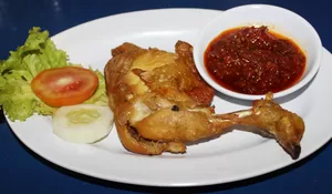 Ayam Penyet: Pedas, Gurih yang Menggoda selera