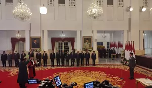Jokowi Lantik Ridwan Mansyur Sebagai Hakim MK Baru