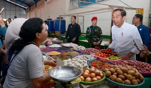 Kunjungi Pasar Oebobo, Jokowi Sapa Pedagang Kaki Lima dan Cek Harga Kebutuhan