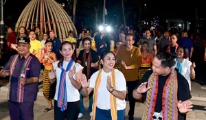 Malam di Kupang, Jokowi Menari Gemu Famire dengan Masyarakat