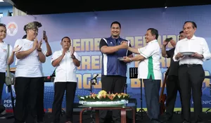 Menpora dapat Penyematan Pin Teratai Emas PPI