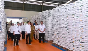Jokowi Serahkan KIP dan Cek Cadangan Beras di Gudang Bulog Bengkal Lor