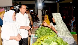 Presiden dan Ibu Iriana Cek Harga Sambil Belanja di Pasar Purworejo
