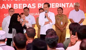 Jokowi Kunjungi Gudang Bulog dan Salurkan Bantuan Pangan