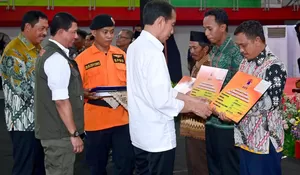 Alami Gagal Panen, Jokowi Serahkan Bantuan Rp8 Juta Per Hektare kepada Petani