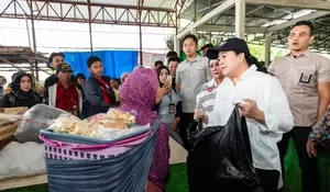 Puan Tinjau Harga Bahan Pokok di Pasar Blauran Pasca-Nataru