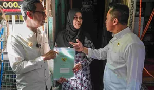Pj Gubernur DKI Serahkan 30 Sertifikat Tanah Kepada Warga Mampang Prapatan