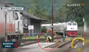 Aksi Heroik Petugas Kereta Selamatkan Anak Kecil