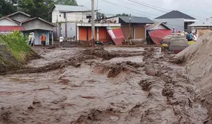 Banjir Lahar Dingin Putus Akses Jalan Nasional Padang-Bukittinggi