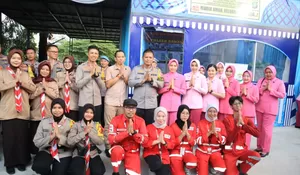 Kunjungi Pospam, Kapolres Metro Bekasi Kota Bagikan Bingkisan untuk Petugas yang Bertugas