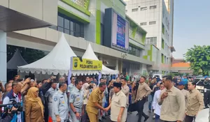 Wali Kota Bekasi Sambut Presiden RI Jenguk Korban Kecelakaan KA di RSUD CAM