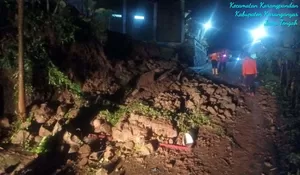 Talud Ambrol Akibat Longsor di Gondangmanis Karanganyar, Akses Jalan Desa Sempat Tertutup