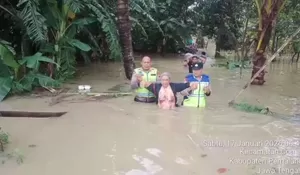 Hujan Deras, Sungai Comal Meluap, Polisi Sigap Bantu Warga Pemalang