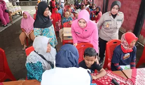 Peduli Sesama, Bhayangkari dan Polres Sukoharjo Gelar Baksos untuk Disabilitas dan Pemulung