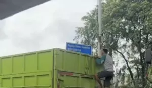 Aksi Bajing Loncat di Truk Melintas Jalan Raya Bekasi Terekam Kamera, Warga Beri Peringatan