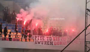 Kecewa Persis Solo Kalah Lagi, Suporter Nyalakan Flare di Stadion Manahan