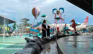 Libur Nataru, Kolam Renang Intanpari Karanganyar Diserbu Ribuan Wisatawan