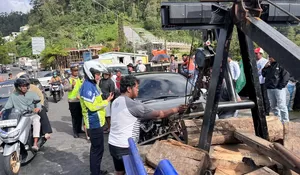 Rem Bermasalah, Isuzu Panther Hantam Mobil dan Tiga Motor di Tawangmangu