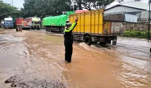 Jalur Pantura Pati–Juwana Tergenang Banjir, Polisi Berlakukan Rekayasa Lalu Lintas 24 Jam