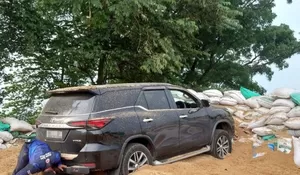 Diduga Rem Blong, Toyota Fortuner Masuk Jalur Penyelamat di Tikungan Gotekan Pacet Mojokerto