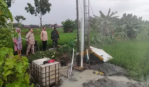 Heboh Semburan Air 8 Meter saat Pengeboran Sumur Irigasi di Sragen, Polisi Pasang Garis Pengaman