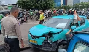 Ngeyel Terobos Palang Pintu! Detik-detik Taksi Listrik Tertabrak Kereta Api di Sawah Besar Jakarta Pusat Terekam Kamera Warga