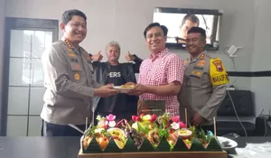 Peringati HPN ke-80, Kapolresta Surakarta Serahkan Tumpeng dan Ajak Media Jaga Solo Kondusif