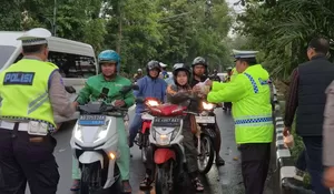 Berbagi di Waktu Senja, Ratusan Pengendara Terima Takjil dari Polresta Surakarta