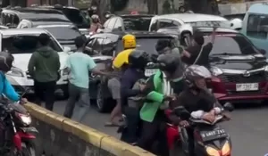 Mobil Lawan Arah di Pasar Baru Timur Tabrak Sejumlah Kendaraan, Sempat Jadi Sasaran Amuk Massa