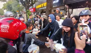 Komunitas Berkuda dan Pecinta Reptil Solo Berbagi 250 Takjil di Jalan Slamet Riyadi