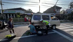 Mobil Pemudik Alami Rem Mengunci di Tengah Jalan Ciu–Telukan, Polisi Sukoharjo Sigap Beri Bantuan