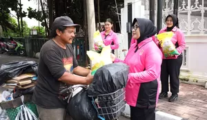 Bhayangkari Cabang Surakarta Gelar Bakti Sosial, Ratusan Paket Sembako Disalurkan untuk Warga Kurang Mampu
