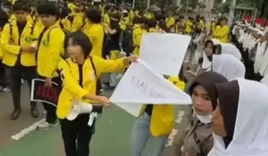 Mahasiswi UI Tulis ‘Pembunuh’ di Sorban Polwan saat Aksi, Kampus Beri Klarifikasi