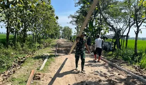 Satgas TMMD Sragen Bersama Warga Pasang Bekisting untuk Betonisasi Jalan Desa Puro