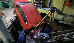 Mobil Terperosok ke Septic Tank 3 Meter di Depok, Evakuasi Dramatis 12 Jam