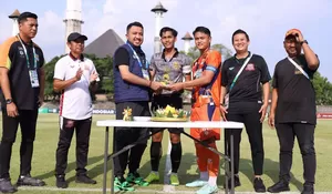 PSSI Rayakan HUT ke-96 di Stadion Sriwedari, Seremoni Tumpeng Warnai Laga Deltras vs Kendal Tornado