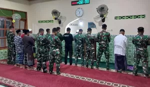 Satgas TMMD Sragen Salat Berjamaah di Masjid Al Huda, Perkuat Kebersamaan dengan Warga