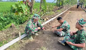 Obati Rindu Keluarga, Prajurit Satgas TMMD Sragen Manfaatkan Video Call di Tengah Tugas