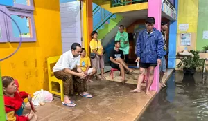 Banjir Solo: Wali Kota Respati Ardi Tinjau Banjir di Laweyan, Pastikan Warga Terdampak Dapat Bantuan