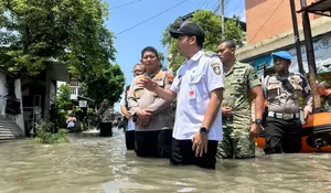 BANJIR SOLO: Bengawan Solo Meluap, Kapolresta Surakarta Turun Langsung Evakuasi Warga dan Atur Lalu Lintas