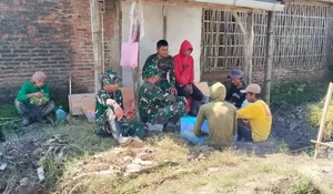 Hangatnya Kebersamaan Satgas TMMD Sragen, Lepas Lelah dengan Canda Bersama Warga