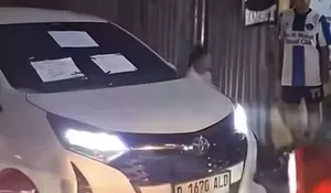 Viral Mobil Parkir di Gang Sempit, Warga Geram hingga Beri Sanksi Sosial