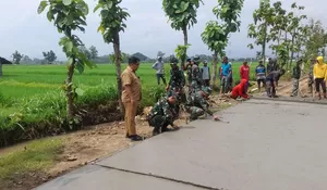 Perangkat Desa Puro Tinjau TMMD Sragen, Pastikan Pembangunan Jalan Tepat Sasaran