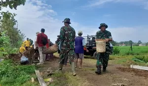Semangat Gotong Royong TNI dan Warga di TMMD Sragen Tak Surut Meski Terik Matahari