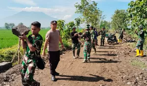 Danramil Karangmalang Pimpin Estafet Batu, Percepat Pengecoran Jalan TMMD 128 Sragen