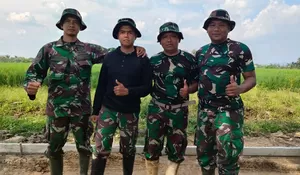 Yonkav 2/Turangga Ceta Terjunkan Prajurit Bantu TMMD Sragen, Siap Kerja di Tengah Terik Panas
