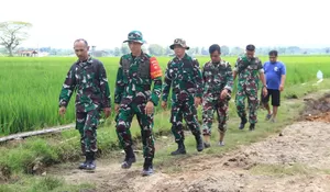 Pastikan Kualitas Sesuai Standar, Dansatgas TMMD Sragen Pantau Ketat Pengecoran Jalan