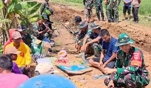 Hangatnya Kebersamaan TMMD Sragen, Dansatgas Duduk Bersama Warga di Waktu Istirahat