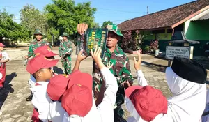 Siswa SD Plumbungan IV Sragen Antusias Terima Majalah Gema Diponegoro dari Satgas TMMD