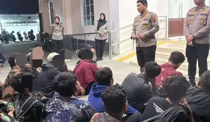 33 Suporter Persis Solo Diamankan Polisi: Bawa Flare, Petasan, dan Miras di Stadion Manahan
